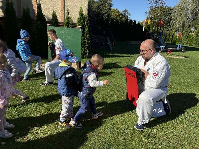 Zajęcia w ogrodzie przedszkolnym zorganizowane przez Szczycieński Klub Kyokushin Karate