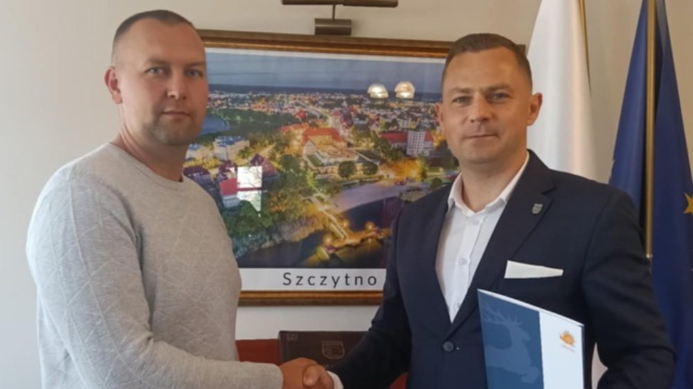 Burmistrz z Prezesem firmy po podpisaniu umowy