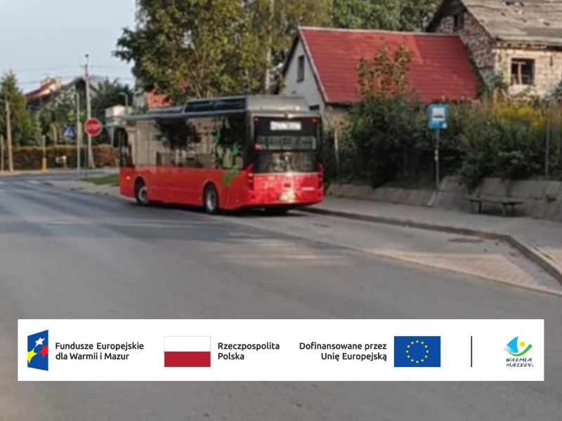 Zdjęcie autobusu n aprzystanku ze znakami funduszy europejskich