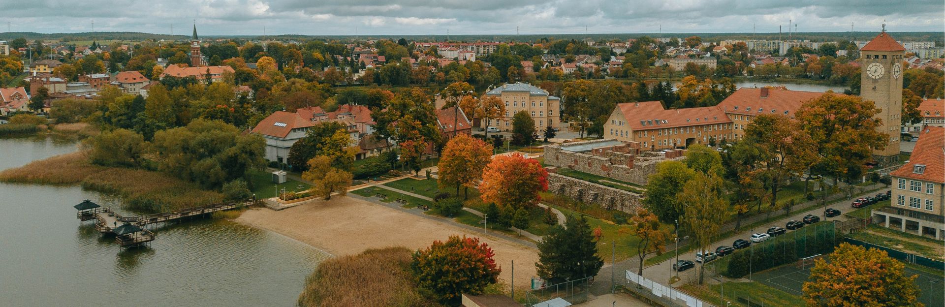 Widok z lotu ptaka na Szczytno, jezioro, ratusz, molo