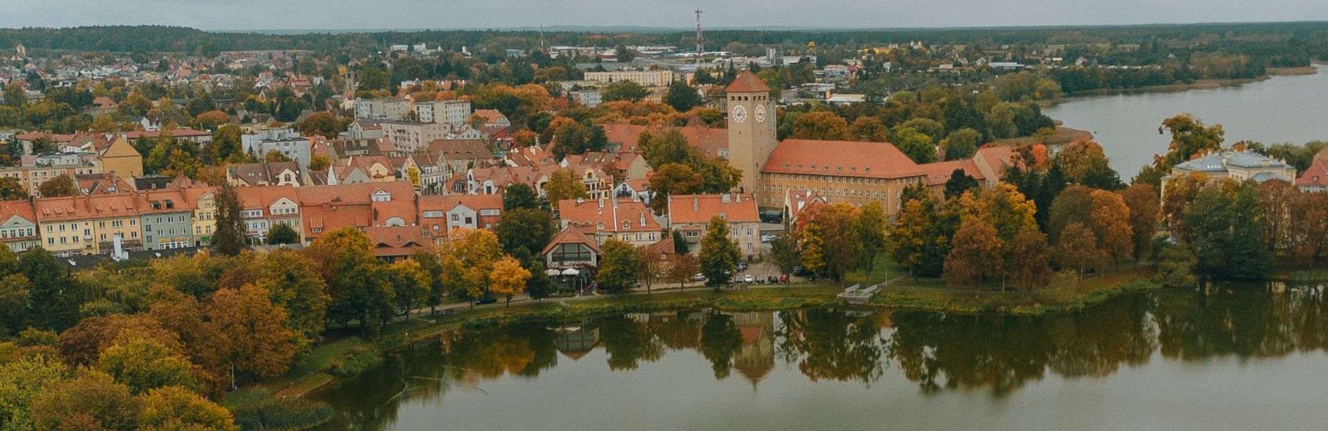 Widok z lotu ptaka na Szczytno, jezioro, ratusz