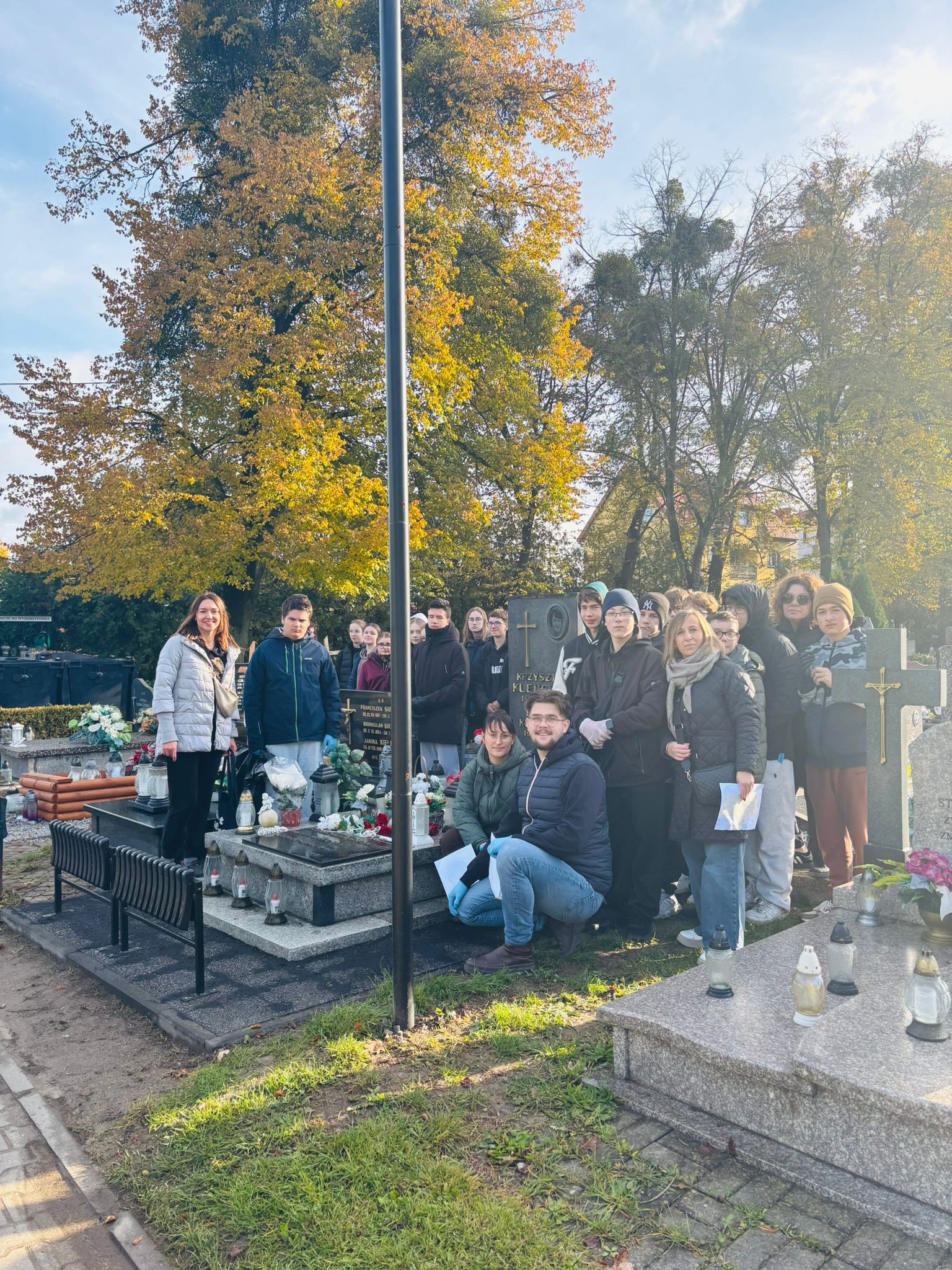 Wolontariusze sprzątają groby na cmentarzu komunalnym w Szczytnie