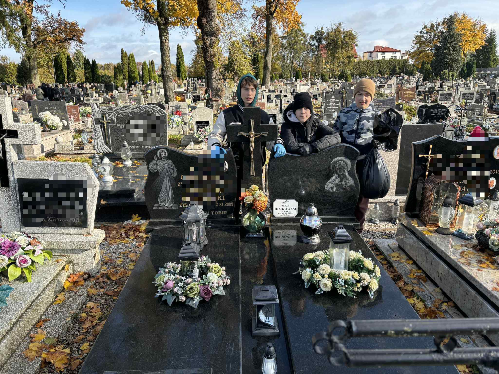 Wolontariusze sprzątają groby na cmentarzu komunalnym w Szczytnie