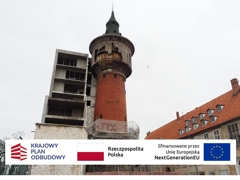 Zdjęcie wieży ciśnień w Szczytnie z 2025 roku z logotypami KPO