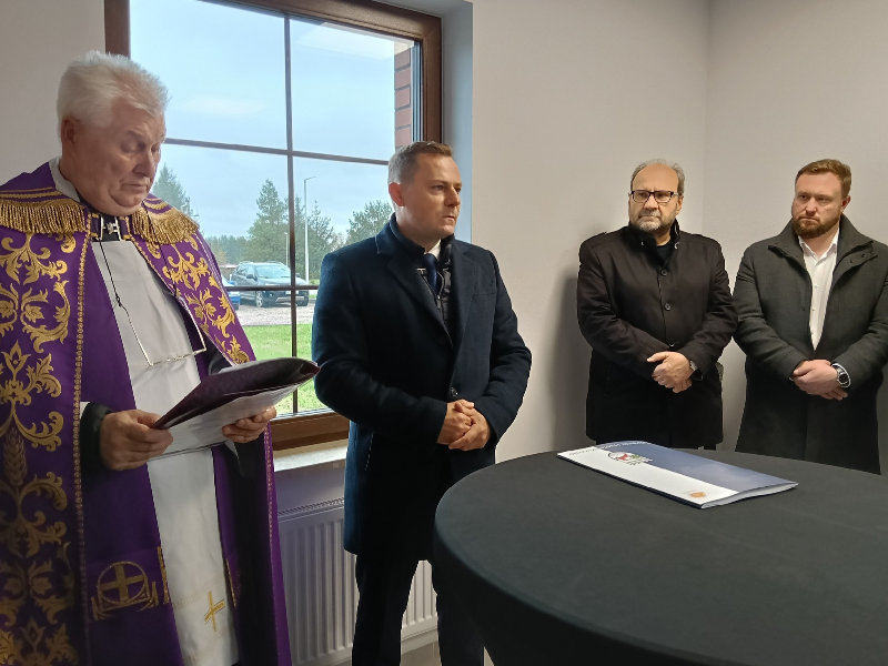 Zdjęcie przedstawiajace uczestników uroczystości poświęcenia cmentarza w Lipowej Górze Zachodniej
