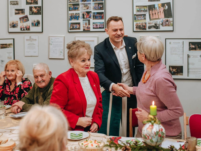 Burmistrz miasta Szczytno z seniorami