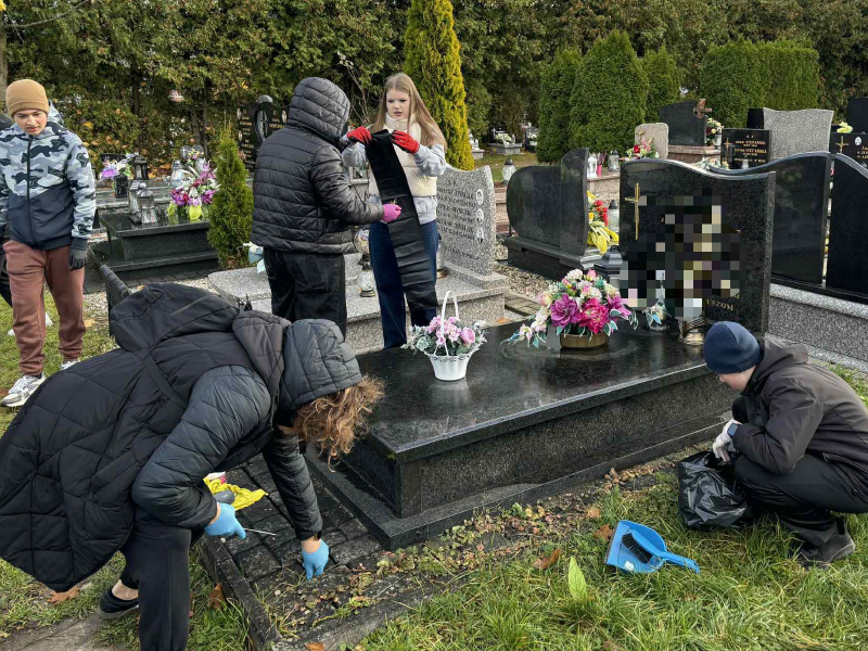 Wolontariusze sprzątają groby na cmentarzu komunalnym w Szczytnie