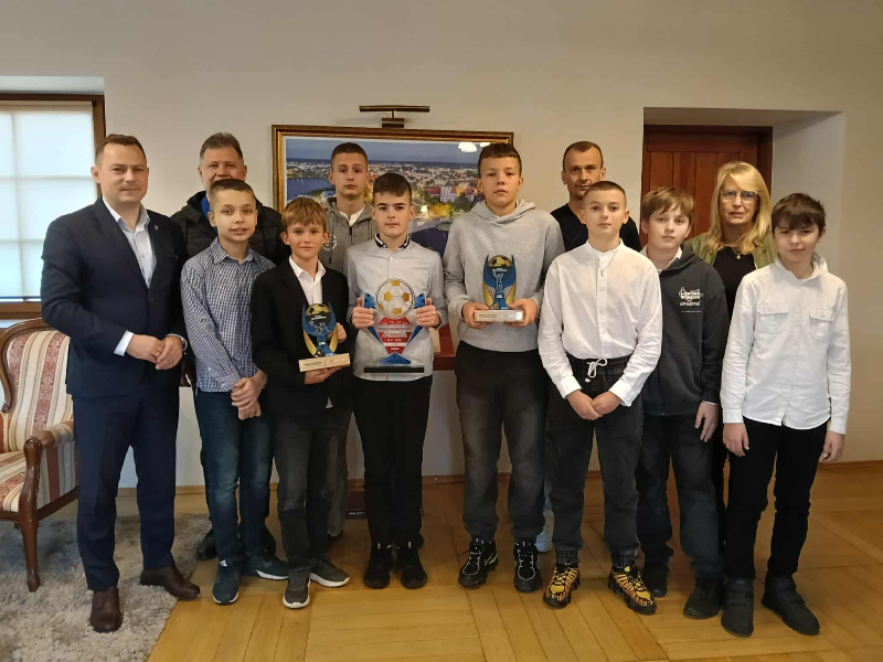 Zdjęcie Burmistrza miasta Szczytno Stefana Ochmana z piłkarzami U13, którzy wezma udział w finale turnieju Z Orlika na stadion