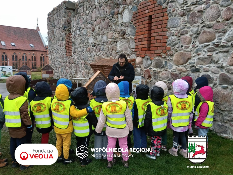 Przedszkolaki z wizytą w zielonej enklawie pszczół