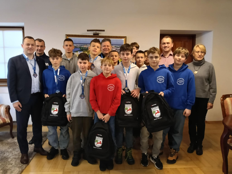 Na zdjeciu Burmistrz Miasta Szczytno Stefan Ochman wraz z Wiceprzewodniczącym Rady Miejskiej w Szczytnie Tomaszem Łachaczem z zawodnikami drużyny piłkarskiej U13 ze Sportowej Szkoły Podstawowej nr 4 im. Polskich Olimpijczyków w Szczytnie
