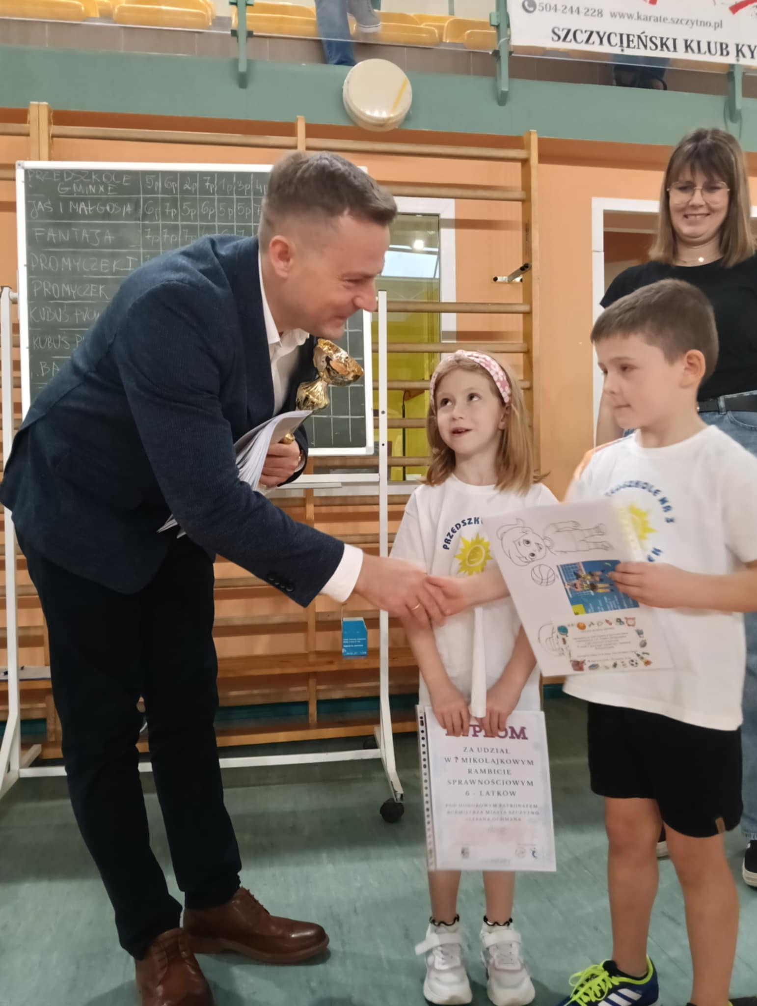 Zdjecia uczestników pierwszego Mikołajkowego Rambitu Sprawnościowego dla 6-latków z burmistrzem Stefanem Ochmanem