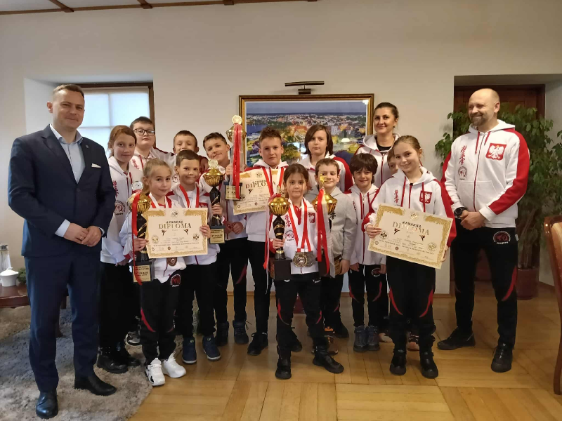 Młodzi sportowcy z NOGORE z wizytą u Burmistrza Szczytna