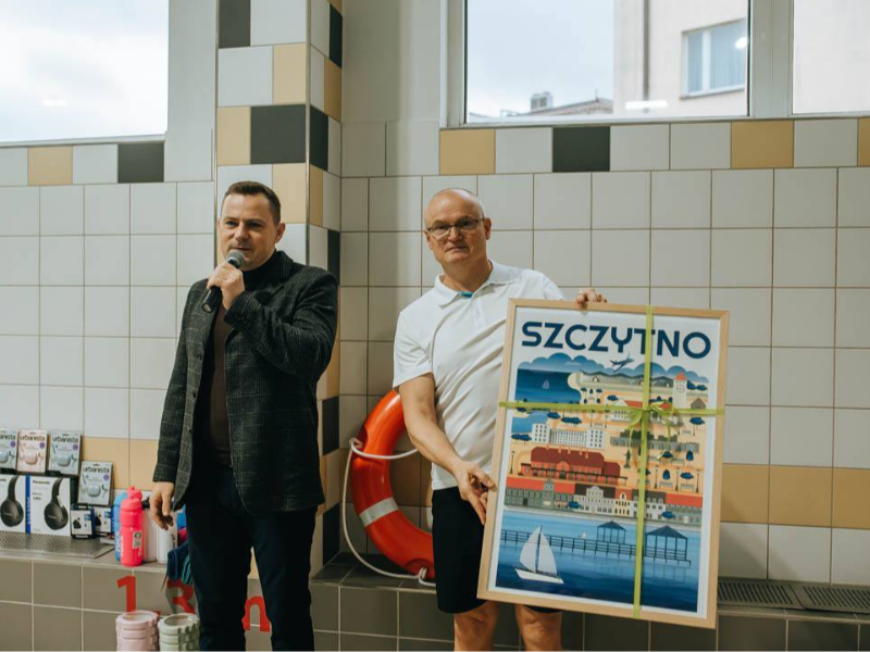 dwie osoby jedna trzyma ilustrację