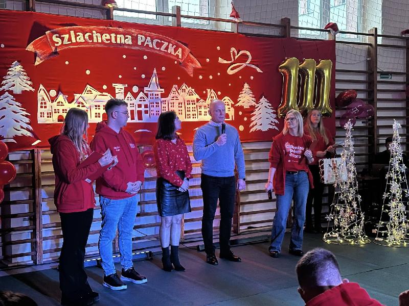 pięc osób na scenie 