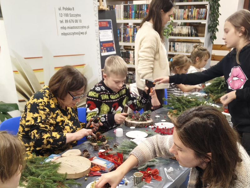 zdjęcia z warsztatów tworzenia bożonarodzniowych stroików  na plastrach drewna w MBP w Szczytnie