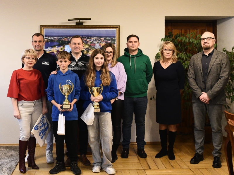 zdjęcie zawodników opiekunów i rodziców z burmistrzem