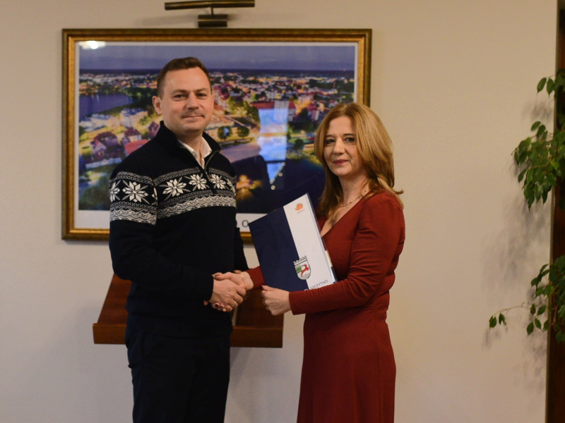 burmistrz składa gratulacj pani dyrektor