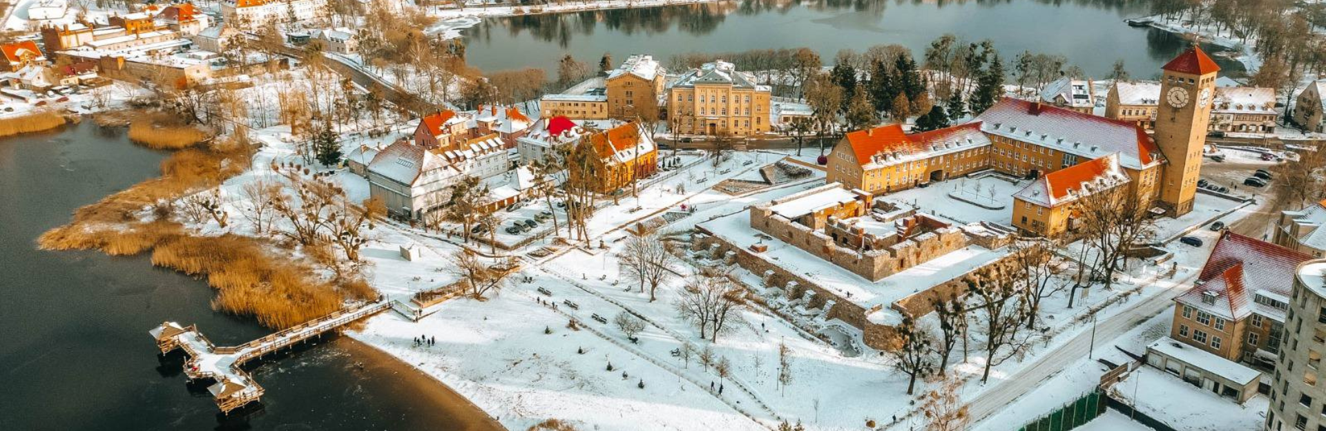 ratusz zamek molo jezioro szczytno zima 