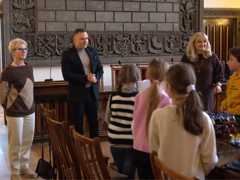 dzieci z wizytą u byrmistrza w sali konferencyjnej 