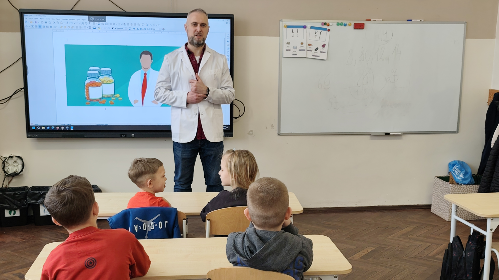 W dniu 20 lutego uczniowie klasy 1a mieli wyjątkową okazję spotkać się z farmaceutą – panem Pawłem Bieńkowskim, który na co dzień pracuje w jednej z aptek w Szczytnie. Wizyta była nie tylko ciekawa, ale również bardzo pouczająca.