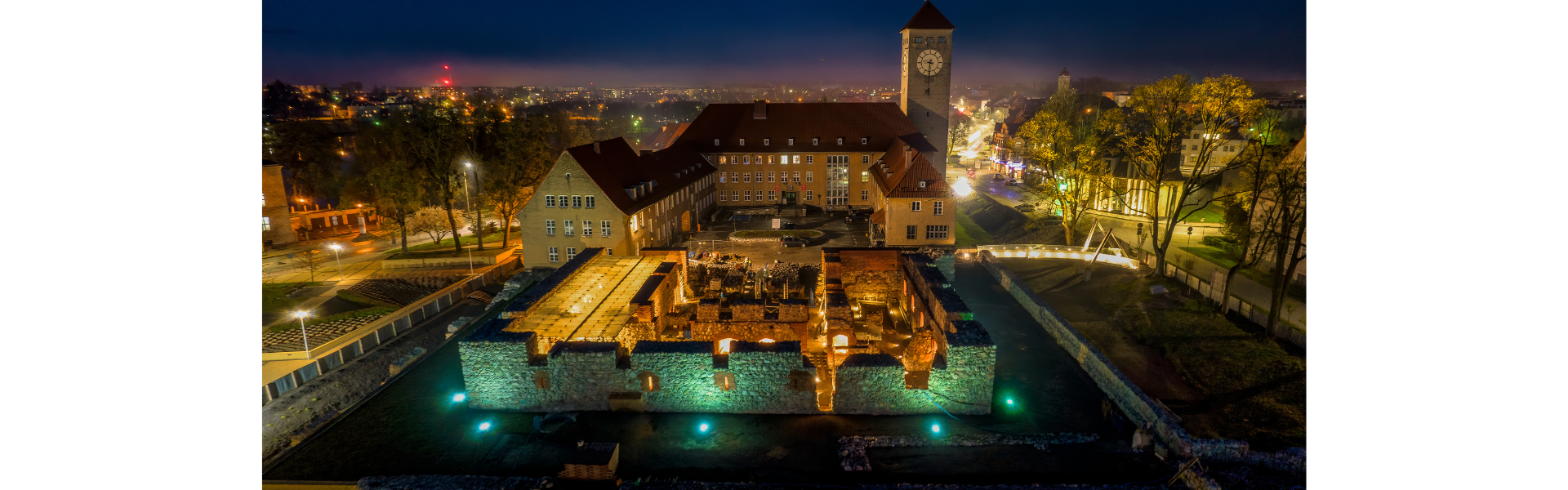 widok szczytno nocą jezioro molo ratusz zamek krzyżacki 