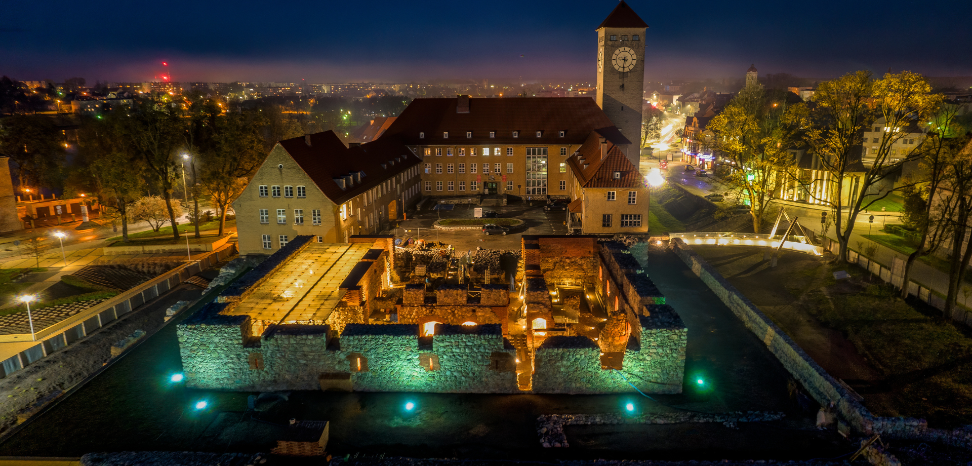 widok szczytno nocą jezioro molo ratusz zamek krzyżacki 