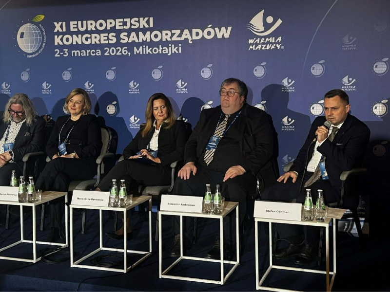 kongres osoby siedzące przy stolikach