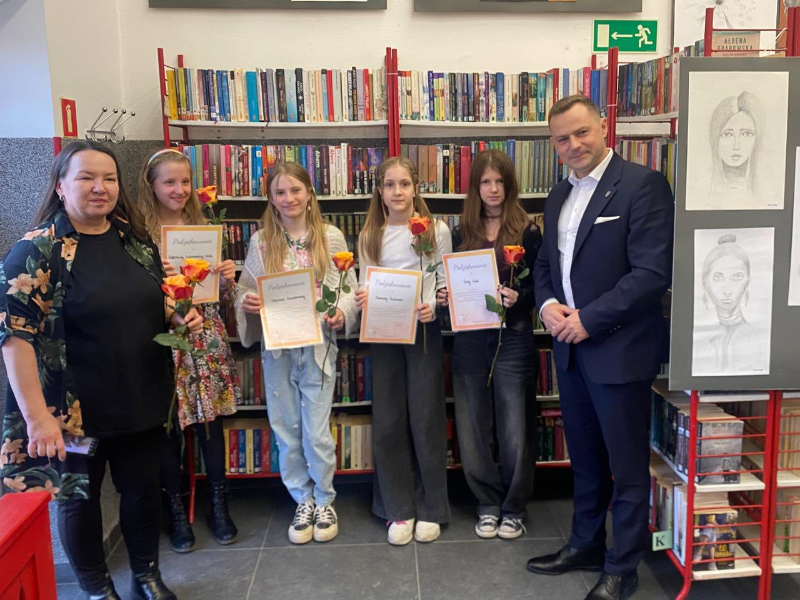 zdjęcia z wernisażu V Przegląd Twórczości Uczestników Pracowni Artystycznej „Kokorynka”.