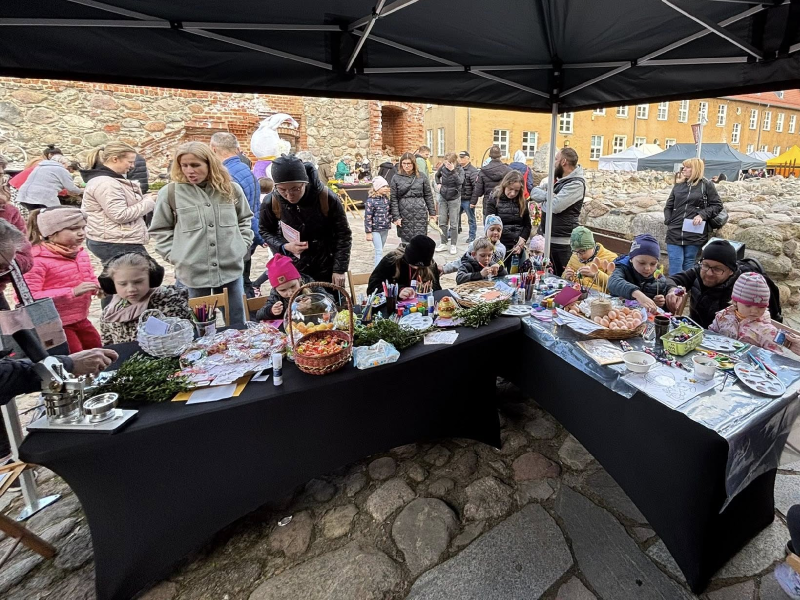 Zdjęcia z bibliotecznych warszatów podczas Jarmarku Wielkanocnego w Szczytnie