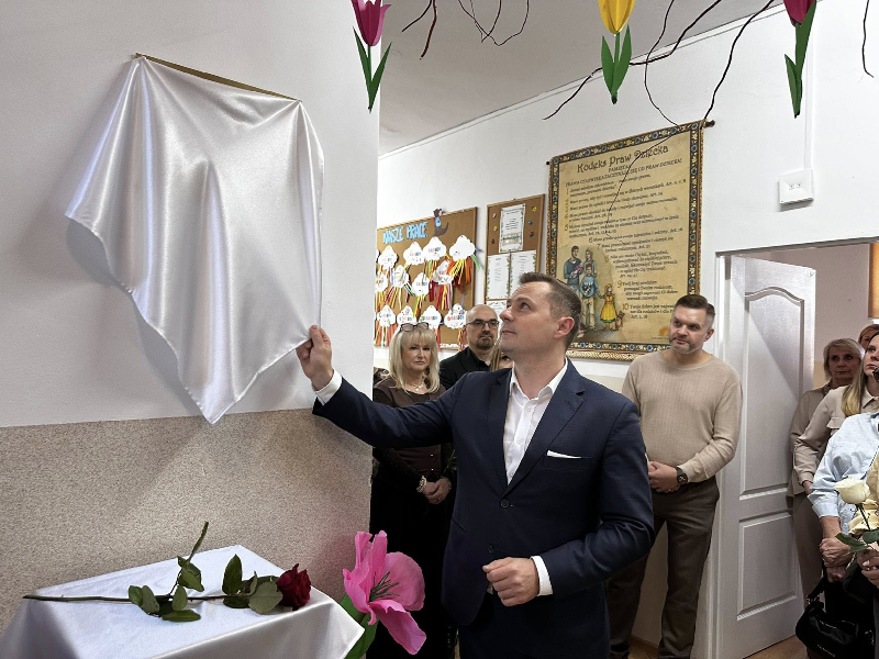 burmistrz odsłania tablicę pamiątkową 