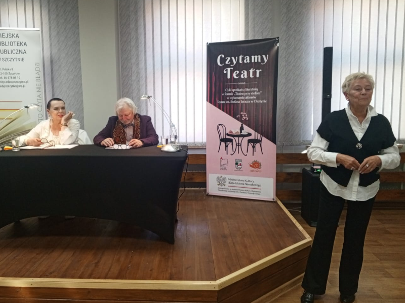 Zdjęcia z teatru przy stoliku realizowanego w ramach projektu 