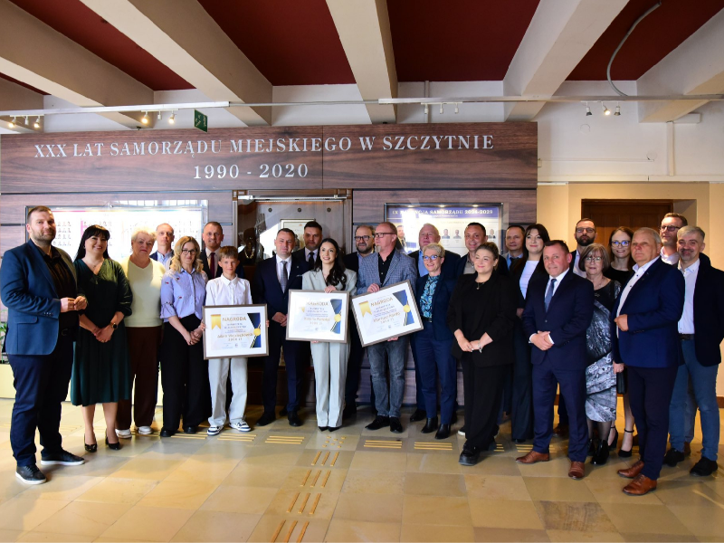 zdjęcie grupowe radnych z laureatami nagród