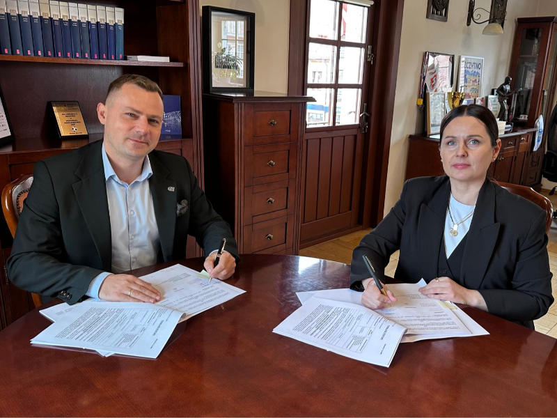 kobieta mężczyzna przy stole podpisywanie umowy 