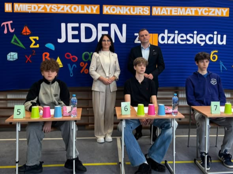 Uczniowie, Pani Dyrektor i Burmistrz