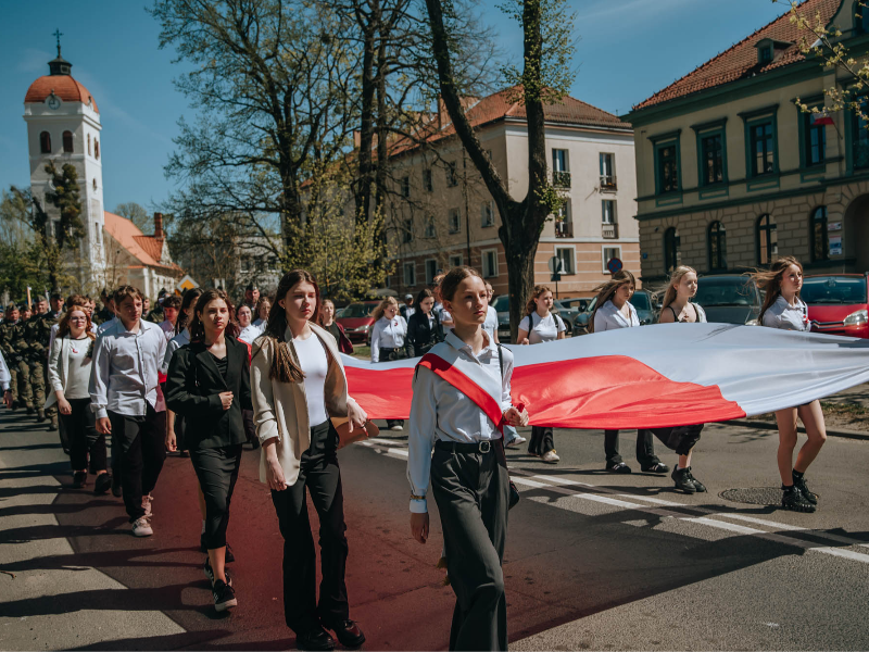Przemarsz z flagą 