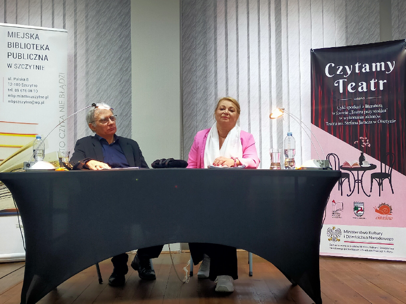 Zdjęcie z Teatru przy stoliku. Czytana sztuka: Hipnoza autorstwa Antoniego Cwojdzińskiego w wykonaniu aktorów Tetaru im. Stefana Jaracza w Olsztynie: Alicja Kochańska i Cezary Ilczyna. Słowo wstępne wygłosiła Pani Elzbieta Lenkiewicz