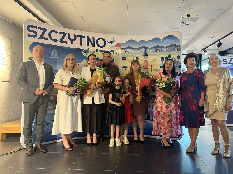ludzie pozujący do zdjęcia 