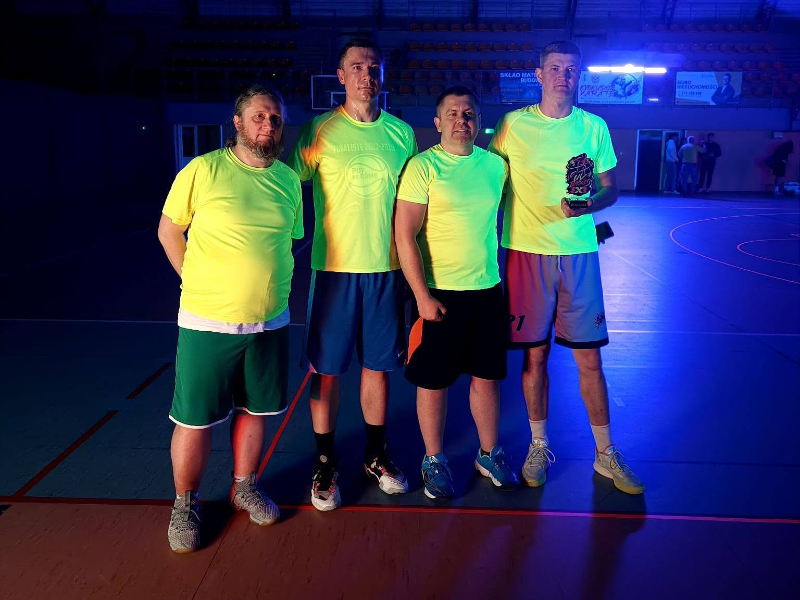 zawodnicy w fluorescencyjnych strojach