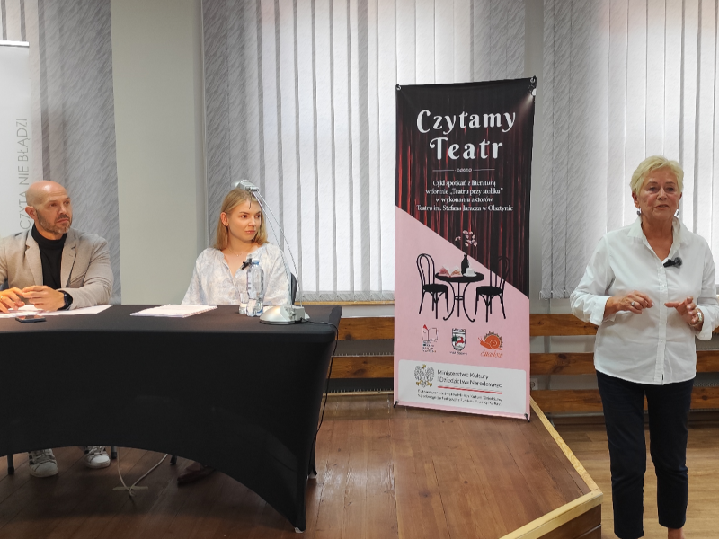 Zdjęcie aktorów oraz Pani Elzbiety Lenkiewicz, która wygłaszała słowo wstępne na temat czytanego utworu. 