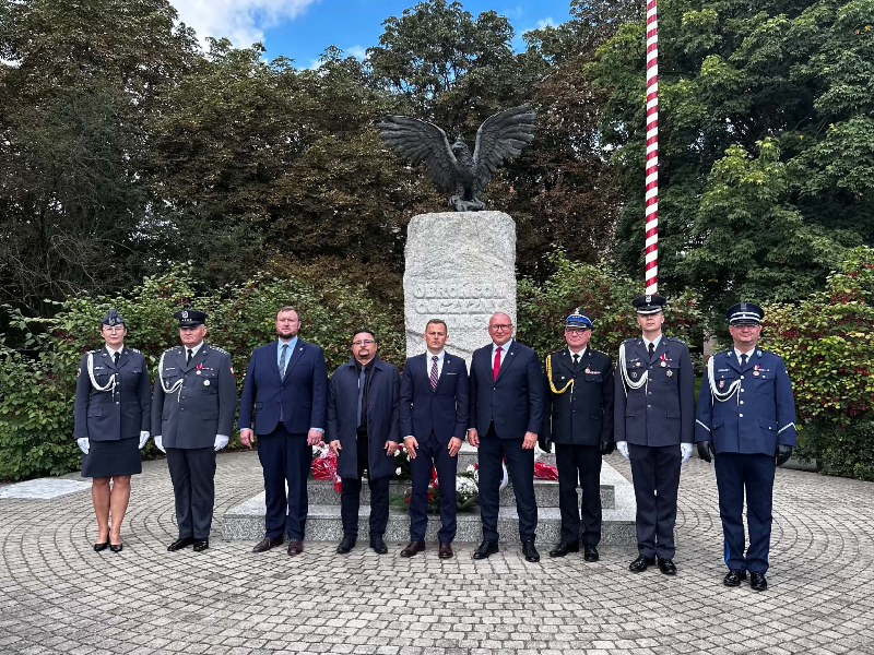 ludzie na tle pomnika
